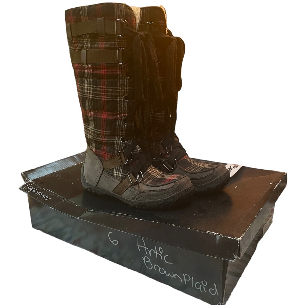 NIB Relativity Artic Brown‎ Plaid Inner Zip Boots